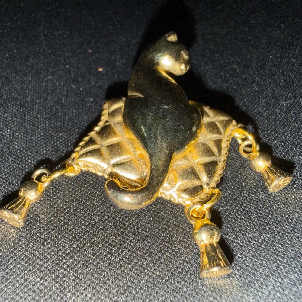 N/A elegant gold